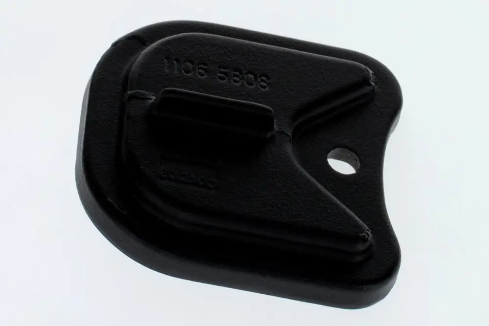 Schwarzer Reinigungsdeckel aus Kunststoff mit einer Aussparung und einer kleinen Bohrung, erkennbar an der Prägung auf der Oberfläche, möglicherweise von Bosch.